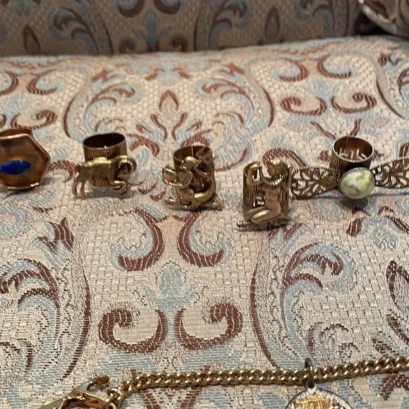 Scarf Holders & Sweater Holders